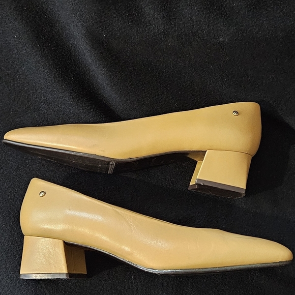Etienne Aigner Women's Yellow Pumps - Picture 4 of 8